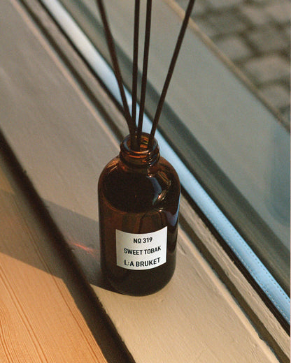 L:a Bruket | 319 Room Diffuser 200ml - Sweet Tobak