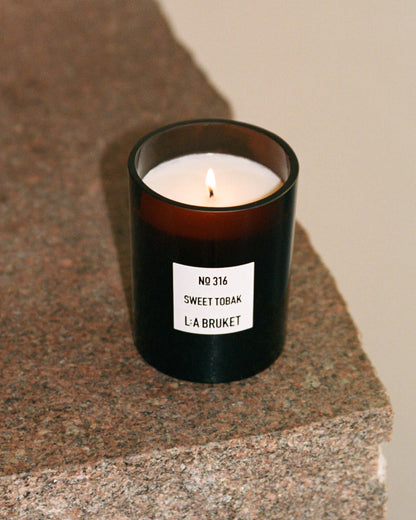 L:a Bruket | 316 Candle 260g - Sweet Tobak